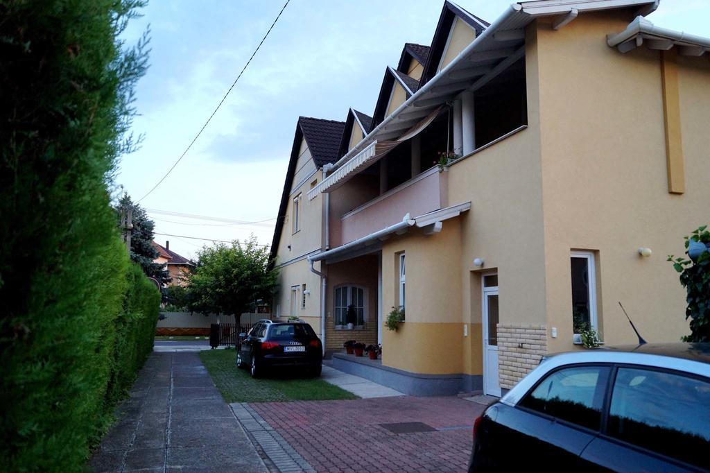 Panzio Status Lägenhet Hajdúszoboszló Exteriör bild